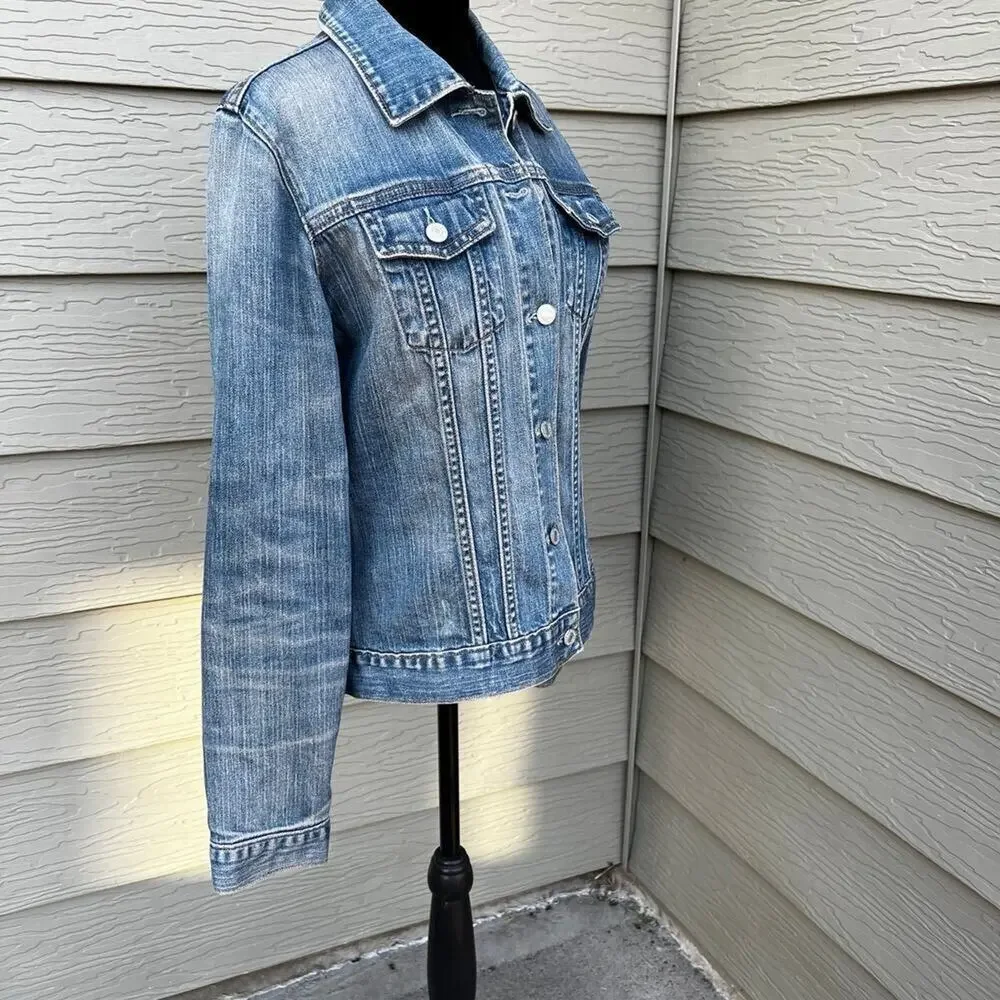 Gap -Gapstretch, Women’s size M, Denim Truckers Jacket, Medium -Light Wash.